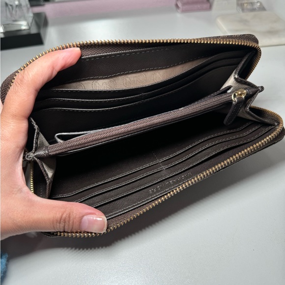 Michael Kors Logo Wallet - Picture 5 of 5